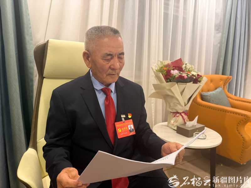 10月20日晚,党代表吾哈斯·苏来曼在房间里仔细学习报告。石榴云 / 新疆日报记者 热依达 摄