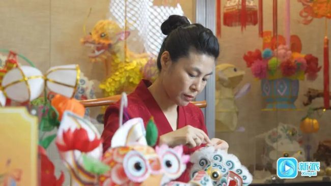 传承人李梅在制作花灯。
