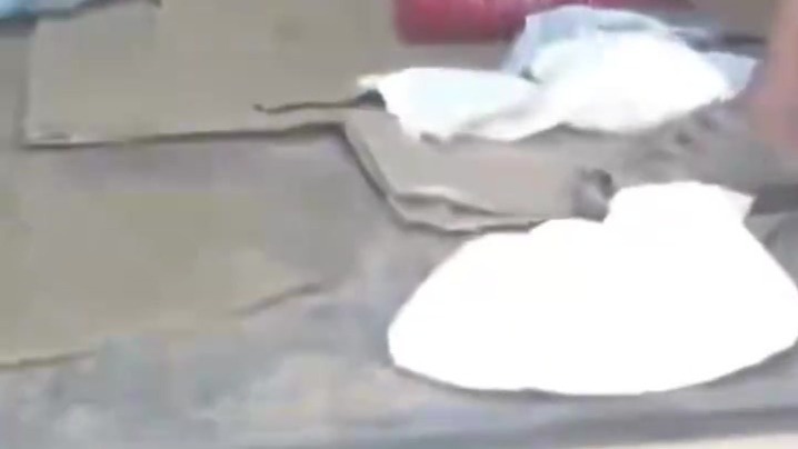 胡塞武装人员缴获装甲运兵车，发现一堆纸尿裤