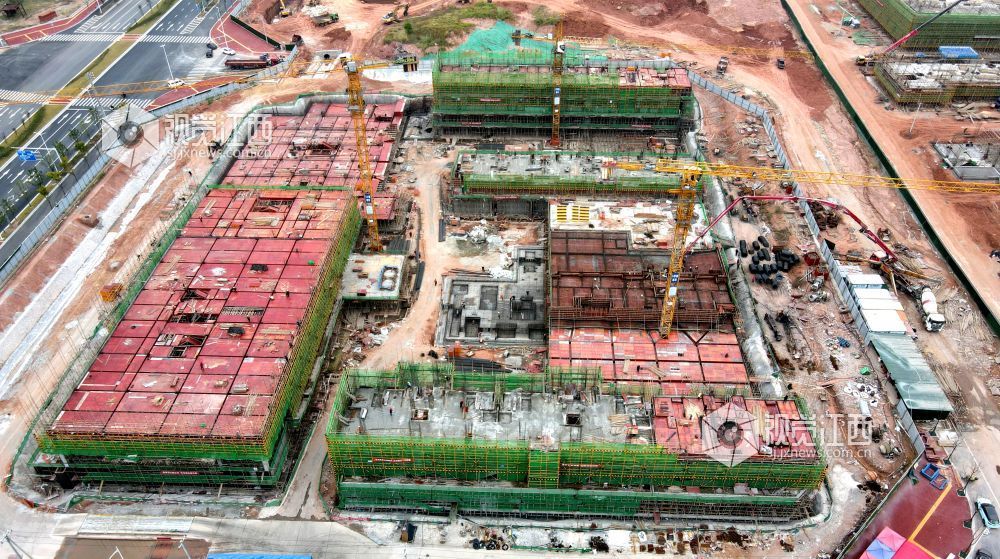 2026年10月22日,江西遂川高铁新区遂川中学(二部)项目建设正酣,施工现场机械轰鸣,多栋建筑同步推进主体施工。