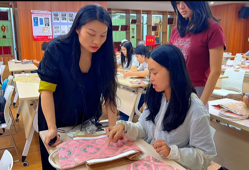 西乡街道乐群社区开展宋锦手工包制作+直播实训活动 赋能居民副业增收