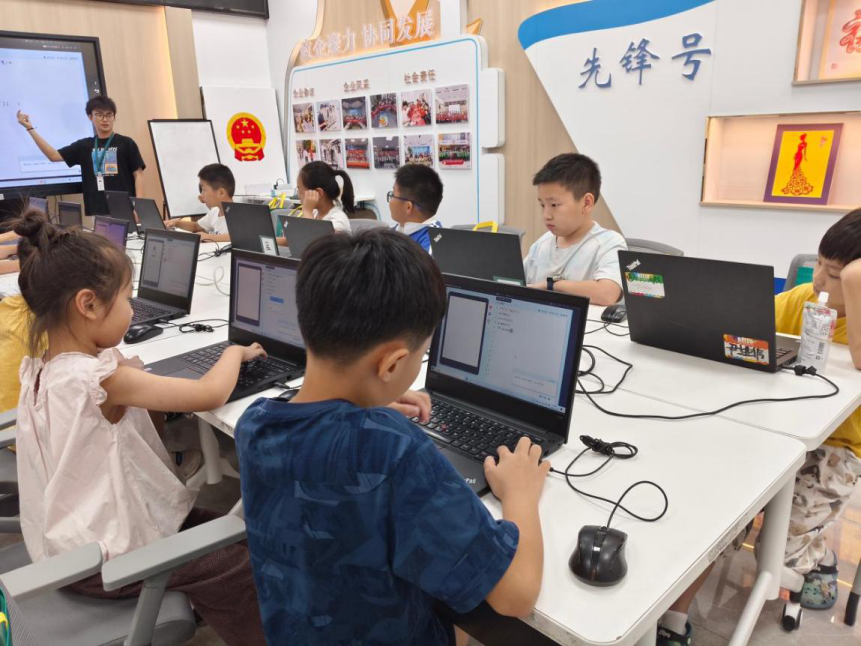 “AI精灵大作战”,看西乡街道劳动社区的孩子们玩出新花样!