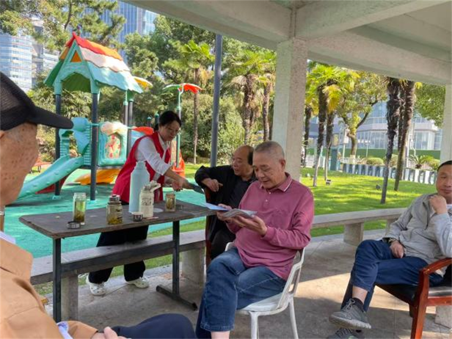 反诈有“术” 护老有“度” ——广发银行宁波分行开展“反诈护老主题志愿服务活动
