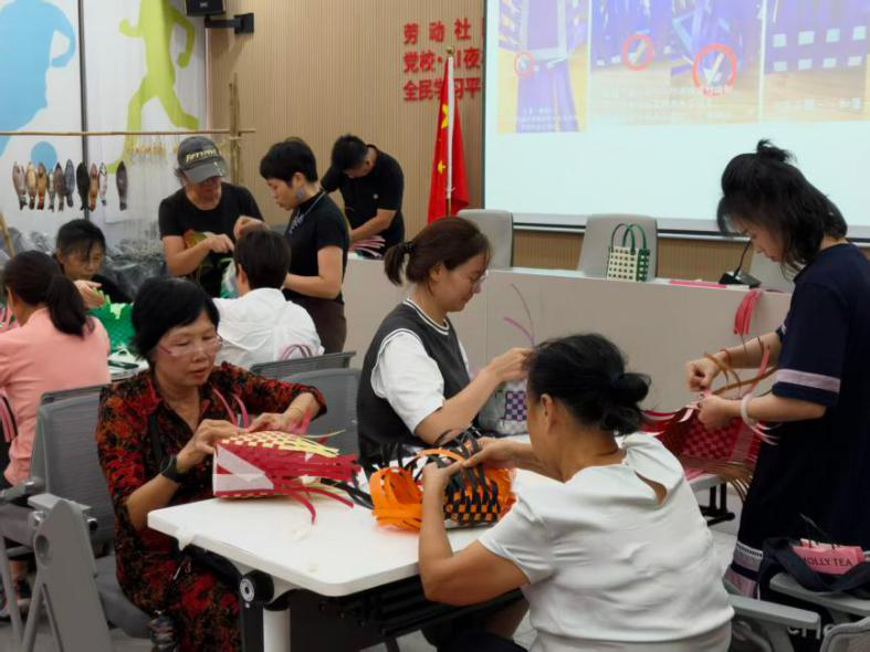 “织暖重阳·青银同行”西乡街道劳动社区重阳节主题活动