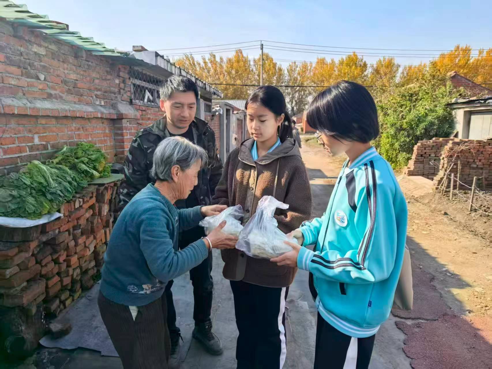 双鸭山市友谊县兴隆镇阳光社区：情暖金秋话重阳 便民服务润民心