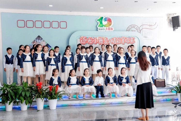 同学们尽情歌唱
