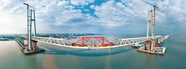 通甬高铁杭州湾跨海铁路桥四天实现两座航道桥合龙