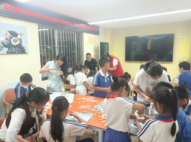 巧手释压力,科创启新程——福中福社区开展青少年科学手工活动
