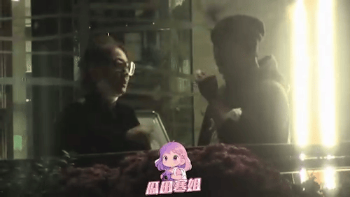 张卫健夫妇餐后室外抽烟，乱扔烟头行为被指不妥