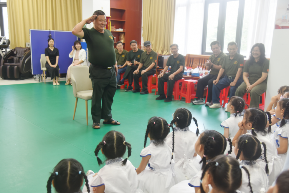 重阳敬老兵 童心传薪火:西乡街道退役军人服务站携手阳光海幼儿园开展重阳节主题教育活动