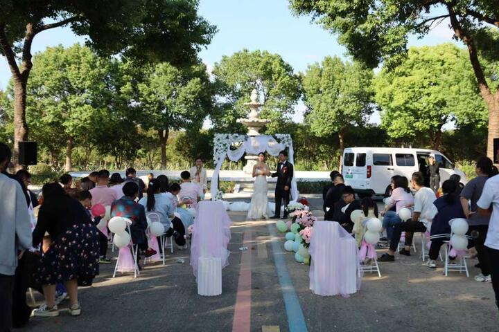 村集体免费提供场地为村民办户外婚礼