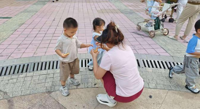(社区居民积极参与活动)