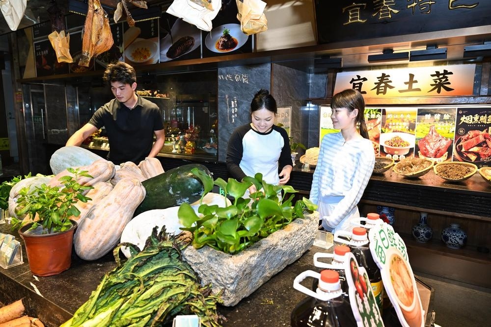 连日来，我市餐饮市场热度高涨。不少市民相约亲友聚餐，在烟火气息里畅谈欢聚、享受美味。 （记者 易志钟 摄）