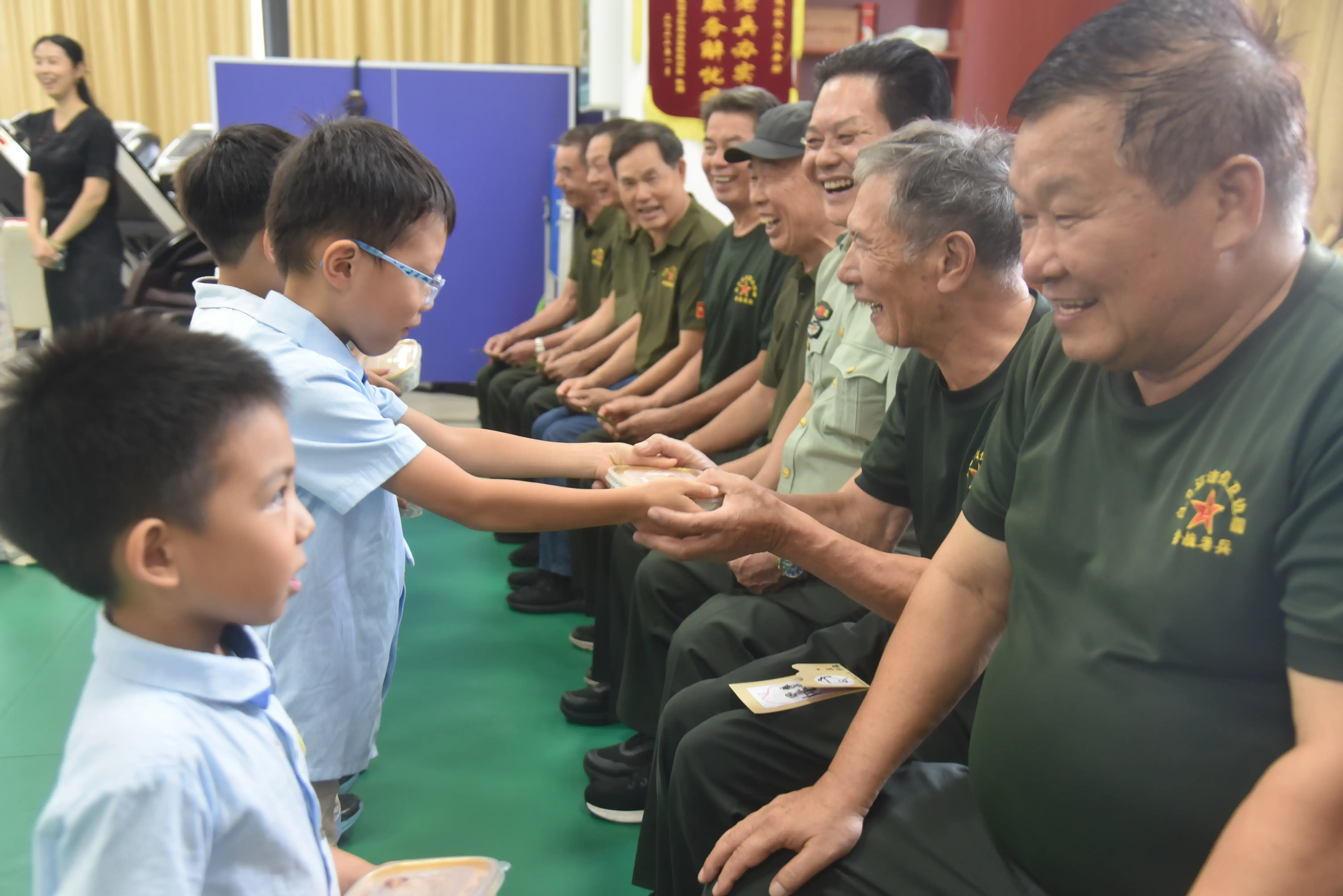 重阳敬老兵,童心传薪火——西乡街道退役军人服务站携手阳光海幼儿园开展重阳节主题教育活动