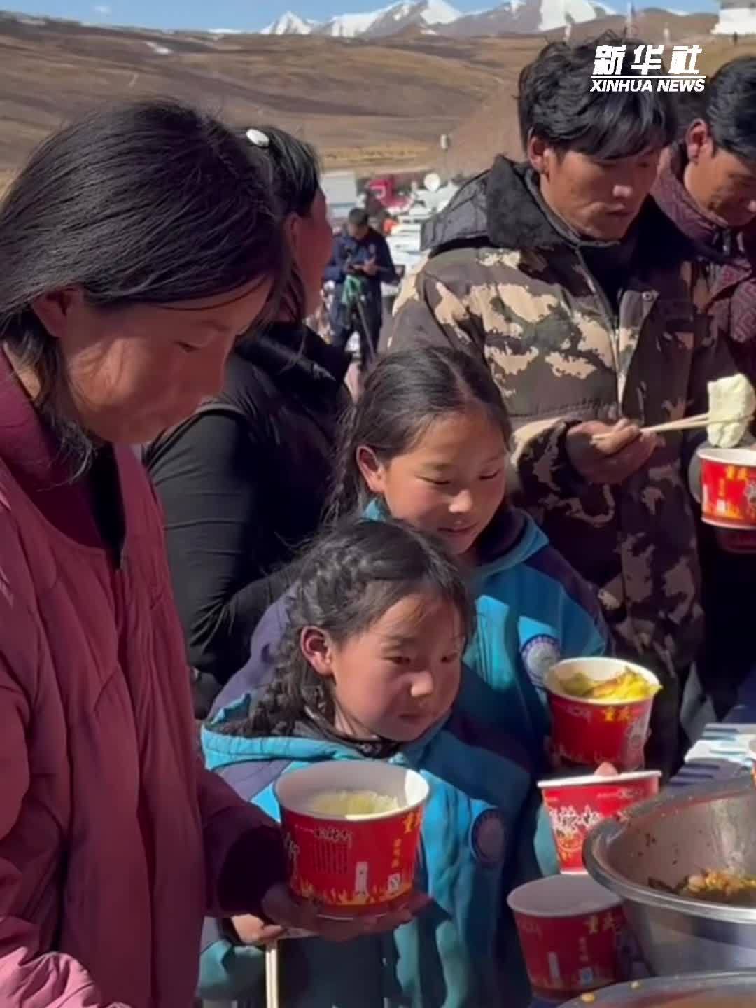 西藏巴青县：消防救援人员为受灾群众提供热饭