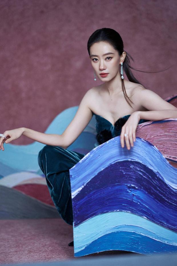 张小斐穿丝绒连体裤时髦靓丽