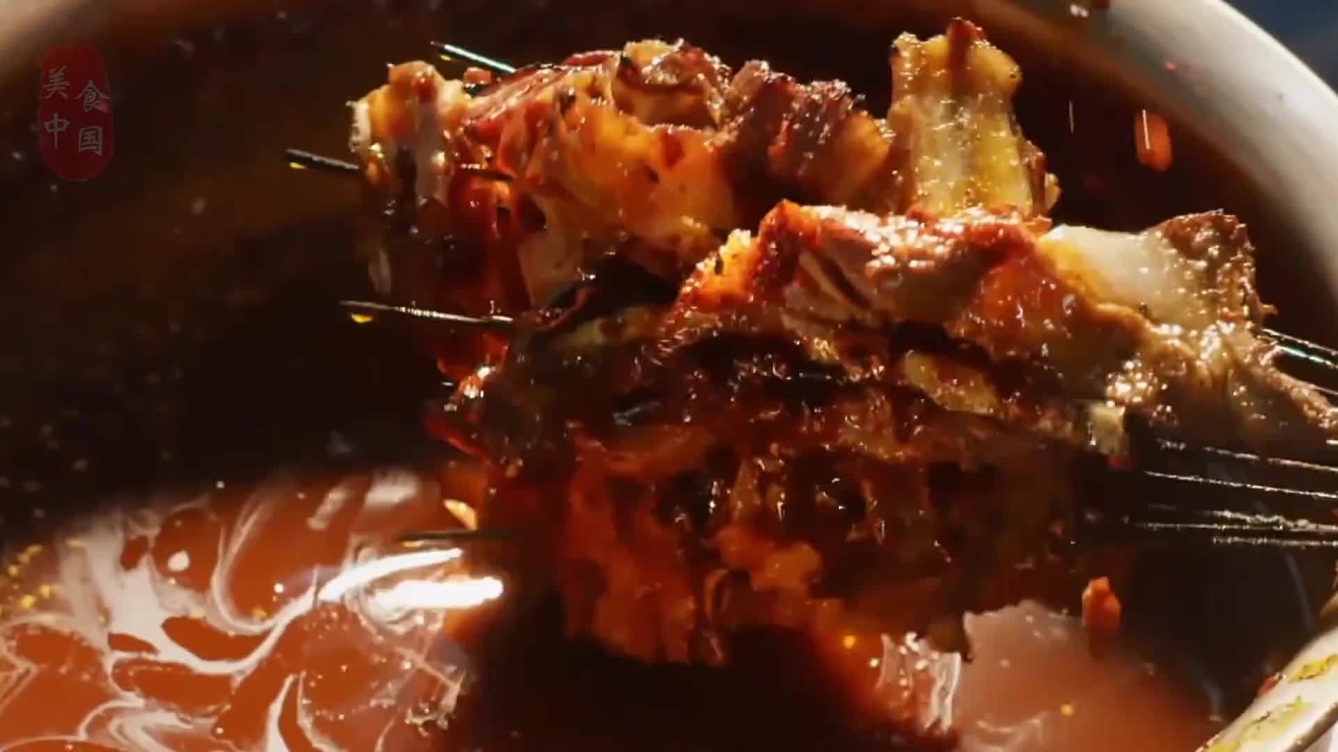 西北人吃羊肉是按盆上的，焦香酥脆的羊排，蘸上秘制辣酱
