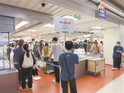 零食门店人头攒动