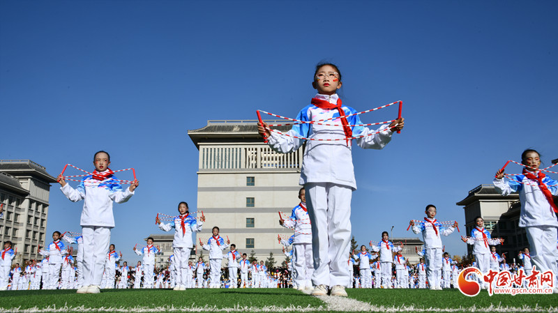 学生们跟随节拍舒展肢体,尽显少年朝气。