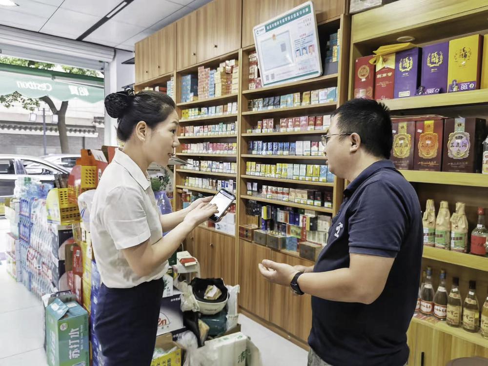江西银行中山路支行深入社区周边商圈了解商户金融需求