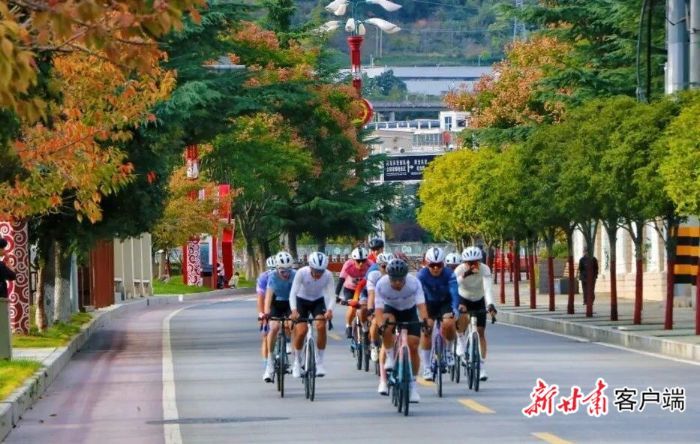 赛道全程依山傍水，风景如画。新甘肃&middot;甘肃日报通讯员　杨晓　摄