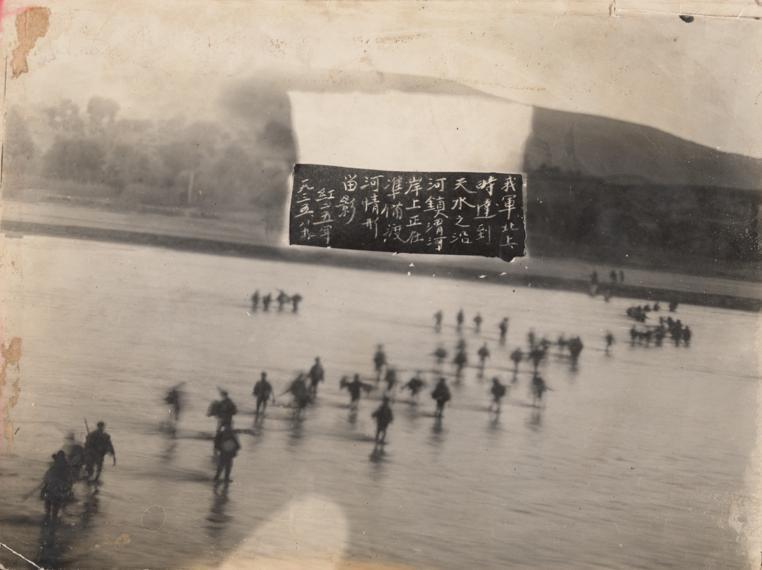 1935年8月，红二十五军渡渭河。照片写有文字：我军北上时达到天水之沿河镇渭河岸上正在准备渡河情形留影。杨百翰大学Harold B.Lee图书馆L.Tom Perry特藏部供图