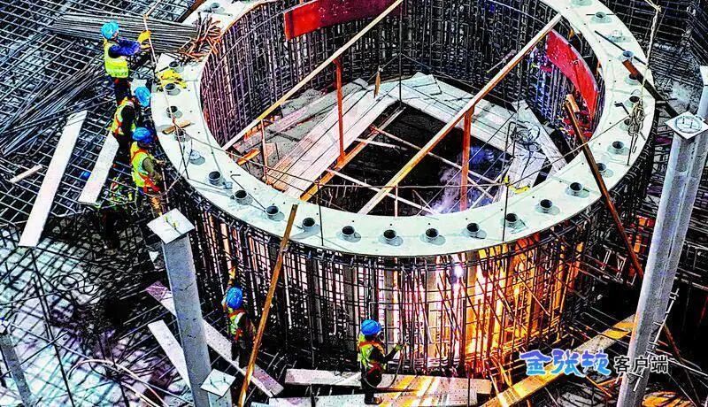 张掖市盘道山抽水蓄能电站建设现场，中国三峡建工的建设者们正在紧张有序的进行主厂房发电机机座钢筋骨架的捆扎