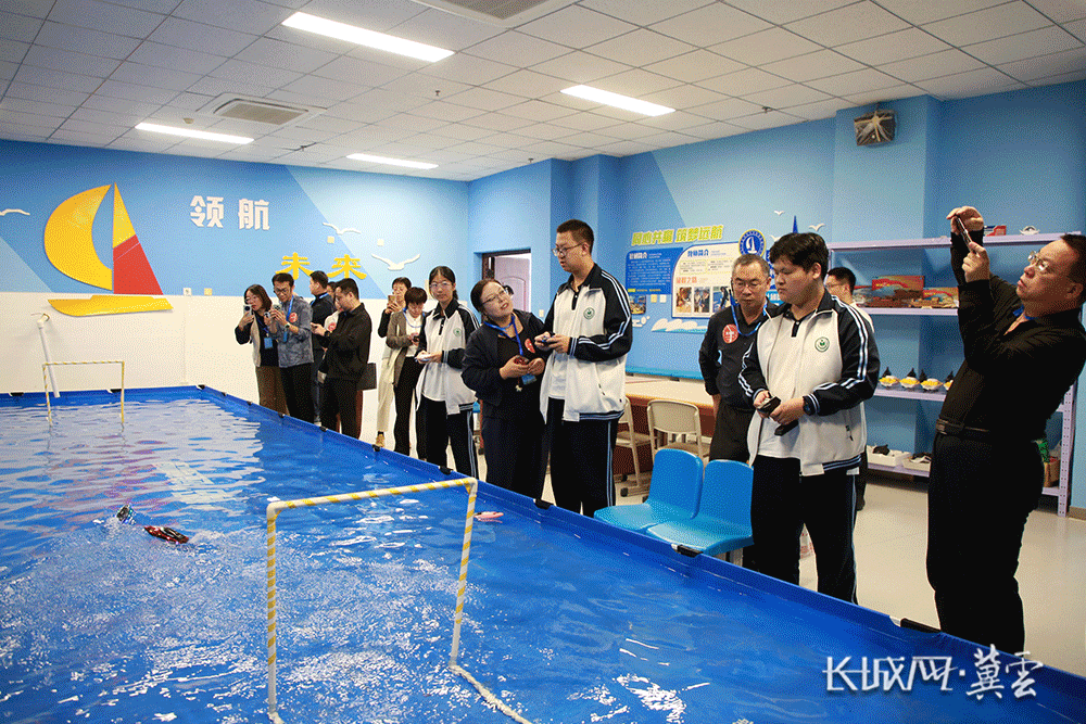 与会人员走进人工智能实验室、科技馆、海航馆、科技社团展区等功能场馆实地观摩。