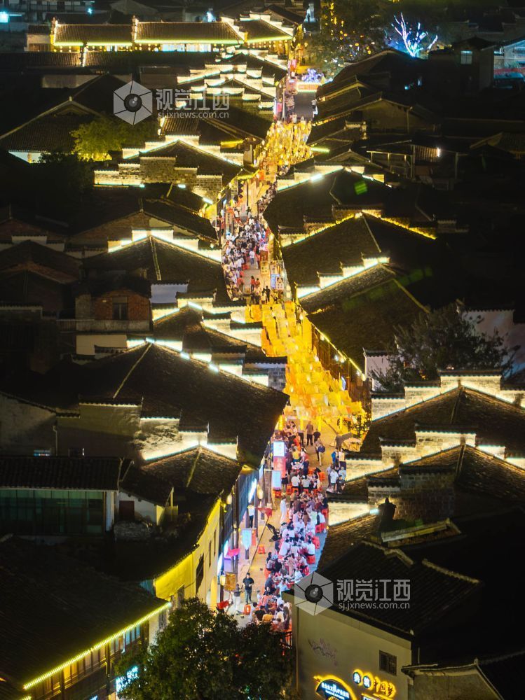 2026年10月18日，重阳节当晚，江西省抚州市黎川县，黎川古城景区第八届千叟宴隆重开席。