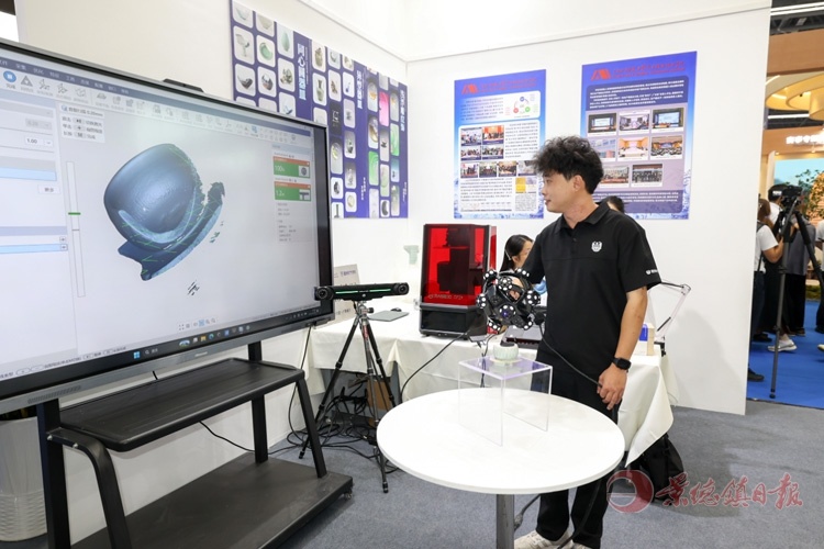 瓷博会现场,工作人员正对陶瓷器物进行数字建模。(全媒体记者 余乐俭 摄)
