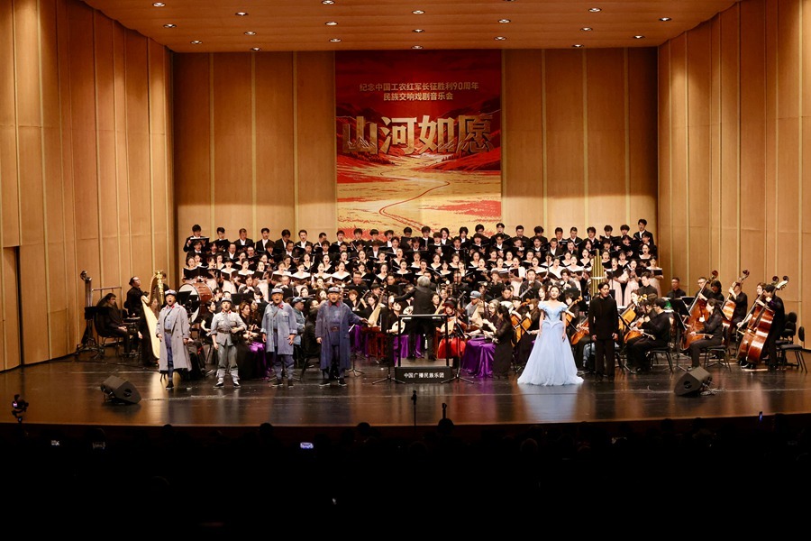 10月18日晚,大型原创民族交响戏剧音乐会《山河如愿》全国巡演首站在赣州大剧院上演。记者孙晋鹏 摄