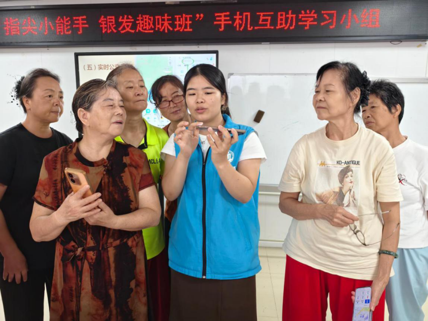 指尖小能手上线!西乡街道河西社区开展银发趣味班,解锁长者数字新技能