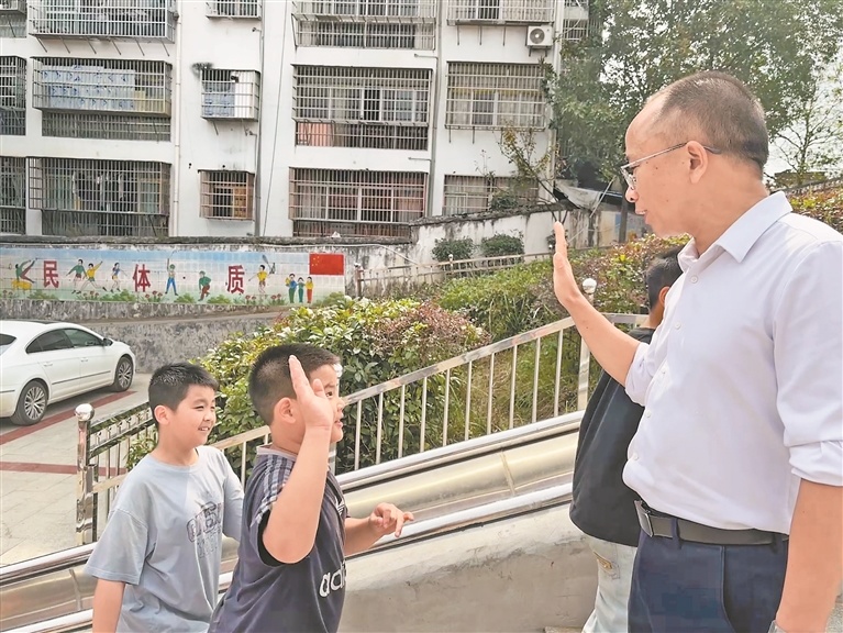殷大福和孩子们击掌。