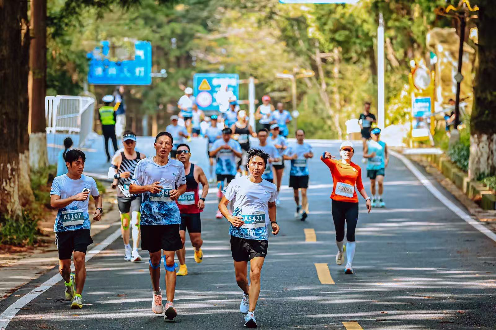 以脚步丈量诗意山水 2026庐山半程马拉松鸣枪开跑