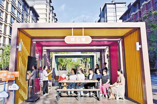 近日,雄安新区南文社区弘文花园小区的“同心亭”内,社区工作者、居民、物业工作人员等在共同议事。本报记者 刘光昱摄