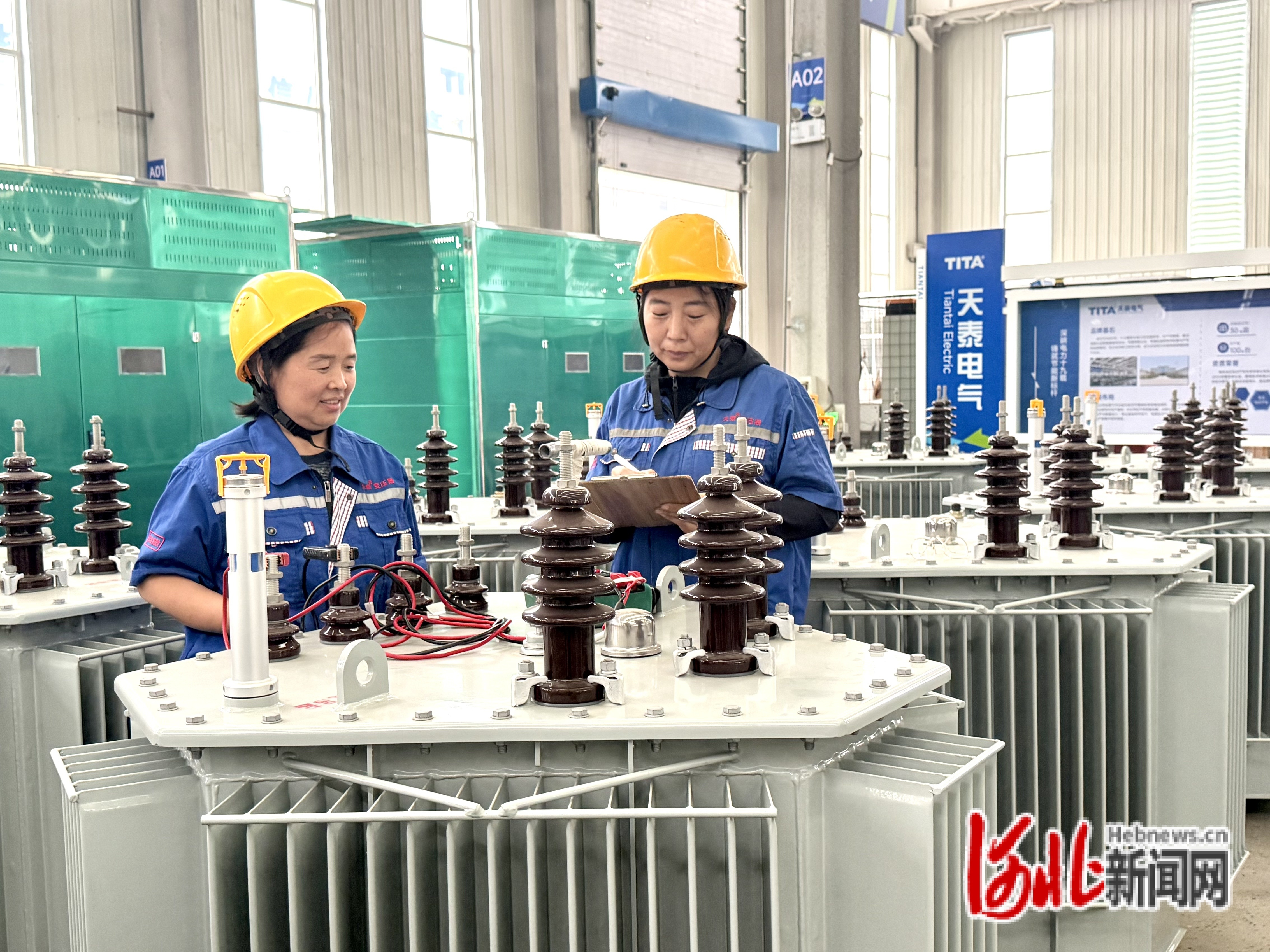 10月13日,在石家庄天泰电力变压器有限公司的生产车间,工人正在对变压器整机进行质量检测。河北日报见习记者 侯淼摄
