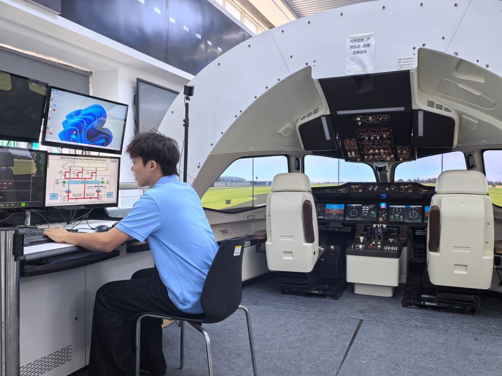 济南职业学院学生在校内航空装备训练中心的飞机模拟驾驶舱里实训。新华社记者张力元 摄