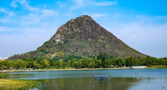 济南华山湿地公园秋色如画 市民登高赏景乐享深秋