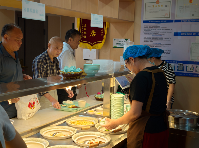 幸福食堂的“三本账” 红谷滩沙井街道以“小食堂”托起“大民生”