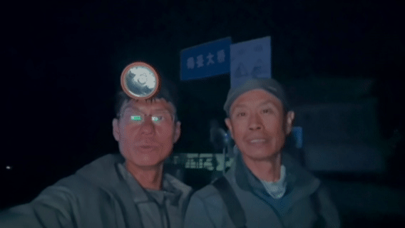 王成与张志正在得妥特大桥。新华社发