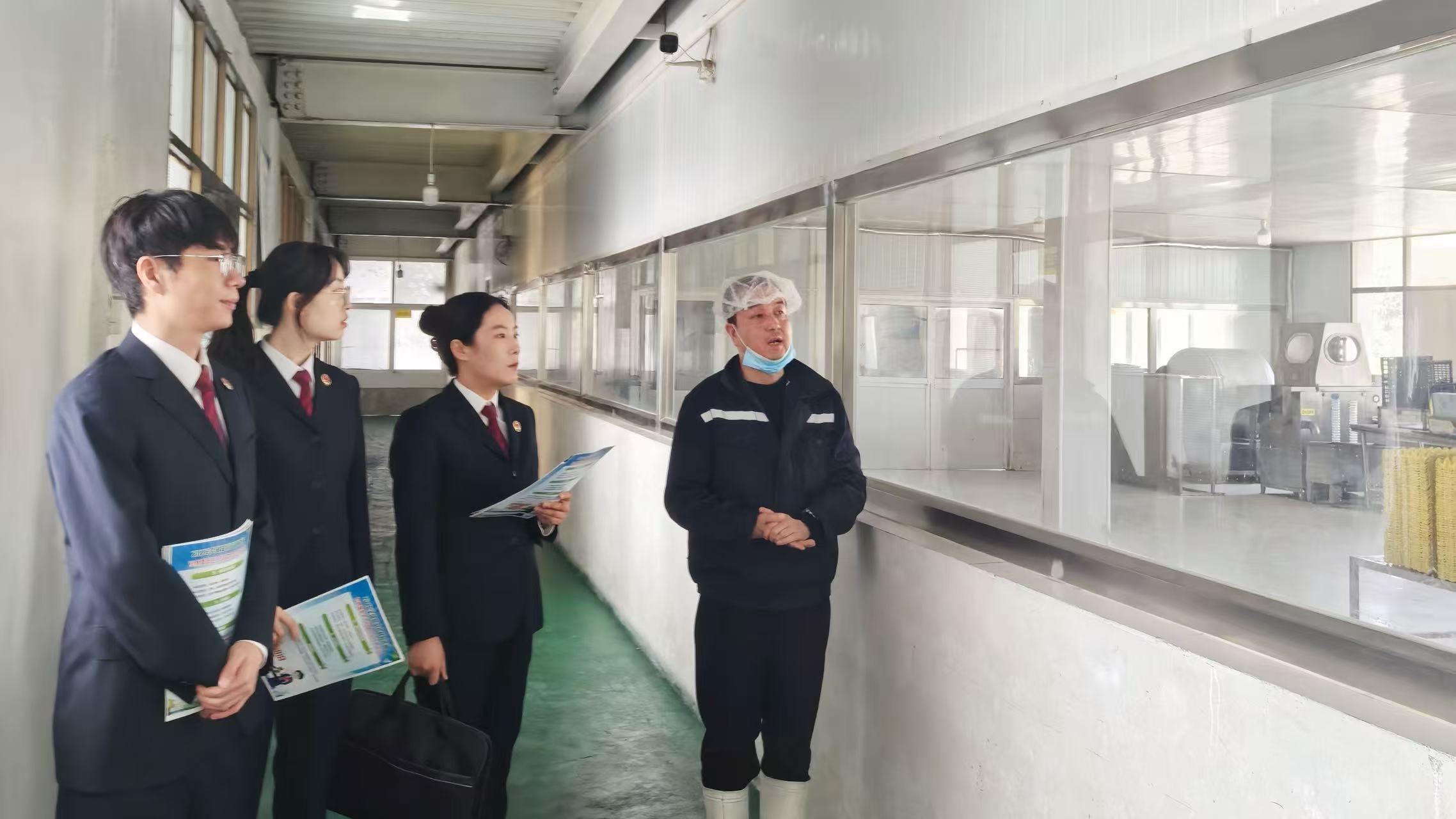图2为检察干警进企业开展知识产权普法宣传活动(崆峒区融媒体中心供图).jpg