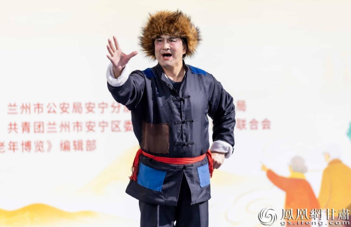 老年朋友登台演唱京剧《智取威虎山》选段
