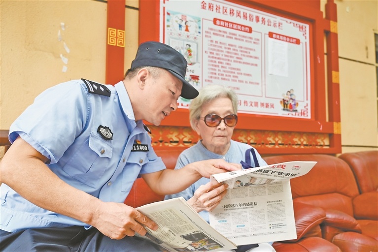 南昌公安向群众宣传防范电信网络诈骗知识。
