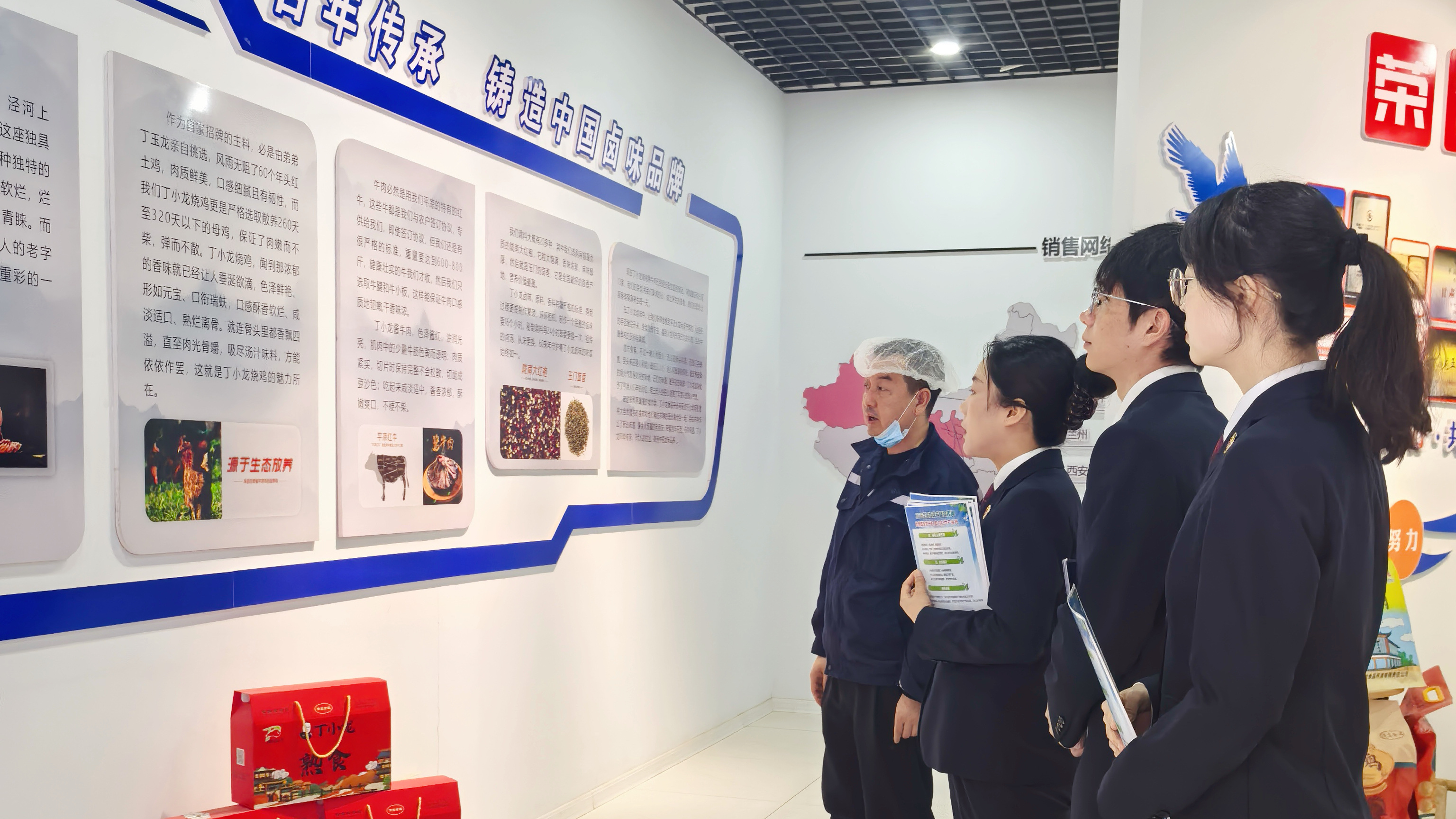 图1为检察干警进企业开展知识产权普法宣传活动(崆峒区融媒体中心供图).jpg