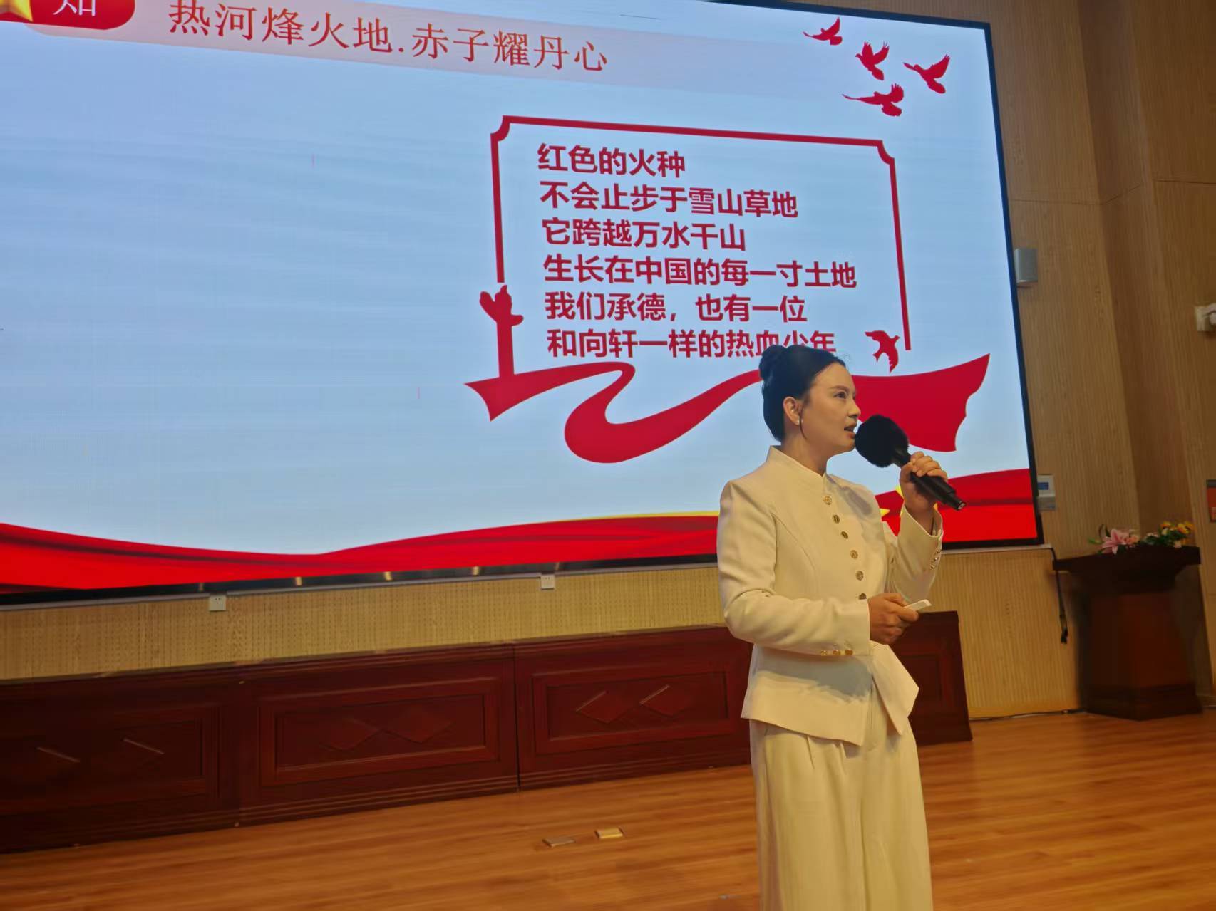 承德军嫂从幕后走向讲台接力传递红色薪火