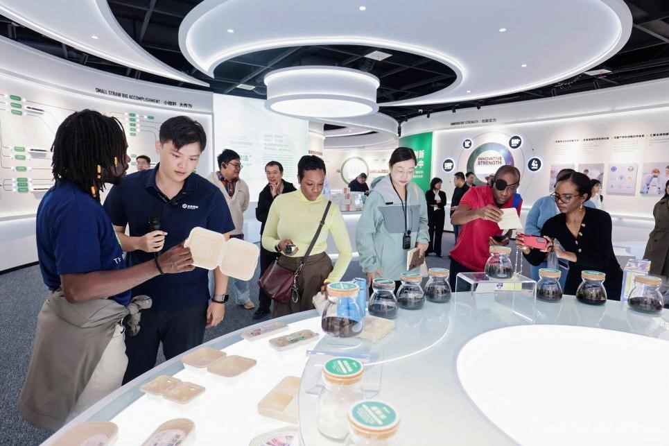 外媒记者团了解圣泉集团的产品