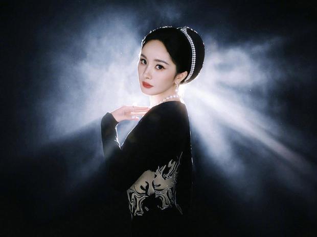杨幂穿黑丝绒鱼尾裙尽显优雅大气