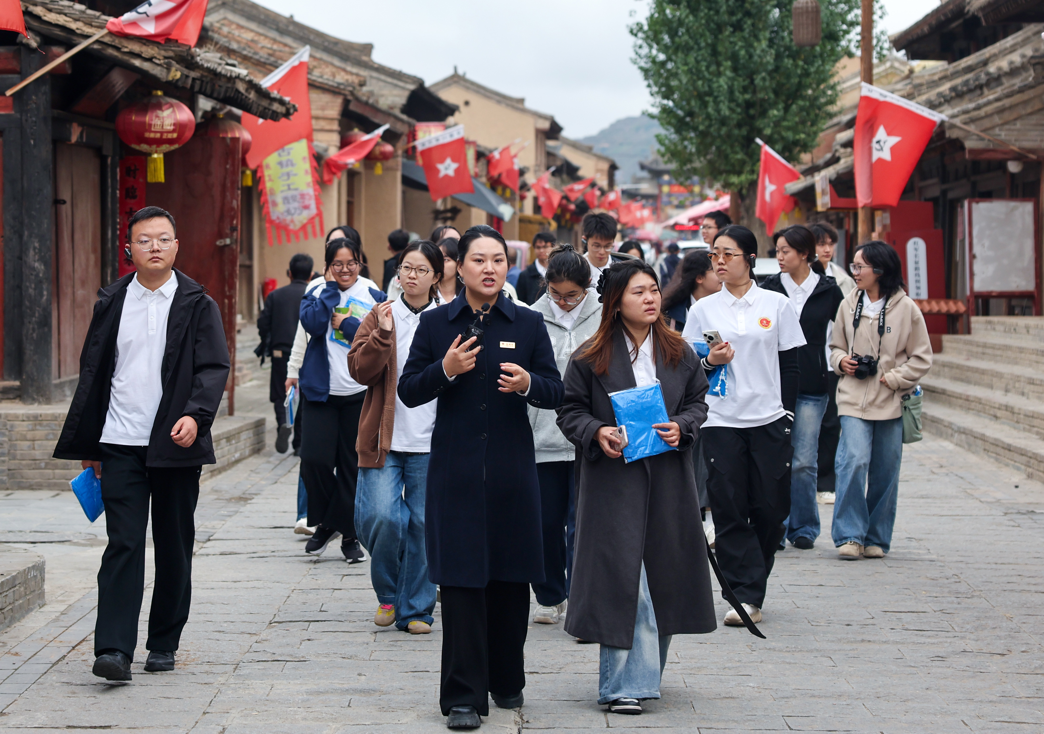 兰大学生在哈达铺镇红军街参观。（新甘肃&middot;甘肃日报记者冯乐凯摄）