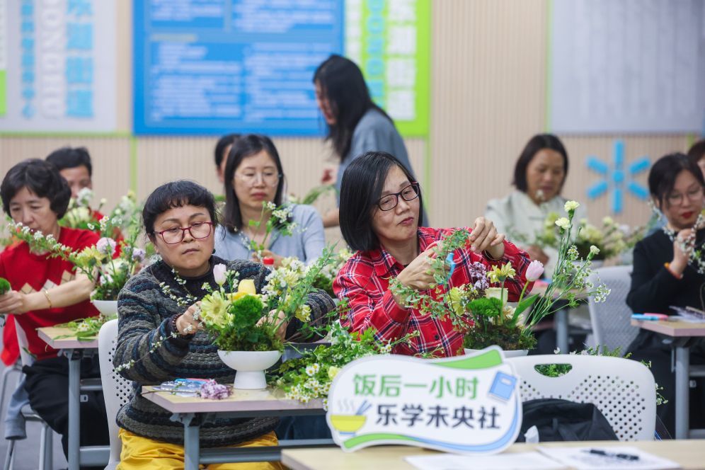 2026年4月20日，在杭州市临平区东湖街道老年学校教室里，社区老年人在上花艺课程。新华社记者　徐昱　摄