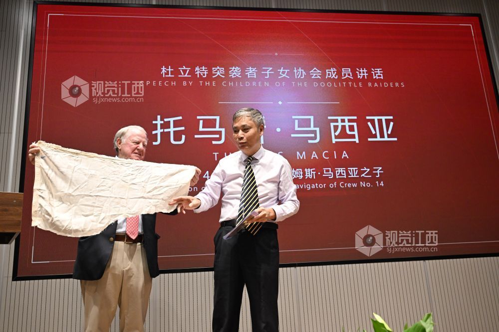 10月10日，马西亚将父亲留下的降落伞伞布的一部分，捐赠给上饶市博物馆。